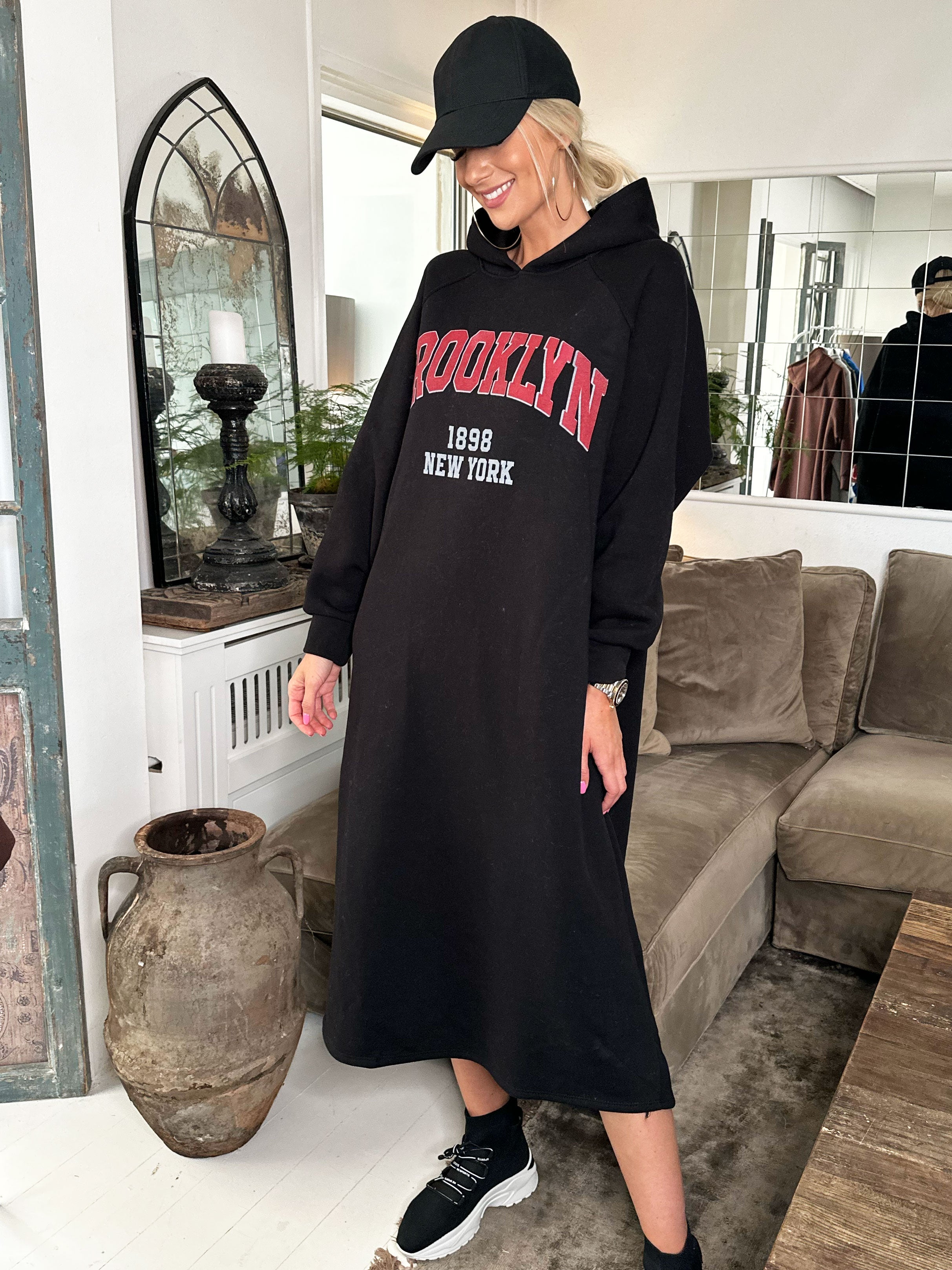 Angela - Lang hoodiekjole i bomuld med skrift på brystet